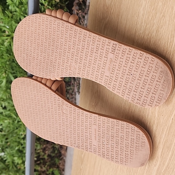Tkees beige/tan slide Size 7 - Picture 7 of 10